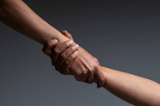 mano de ayuda - reaching human hand handshake support fotografías e imágenes de stock