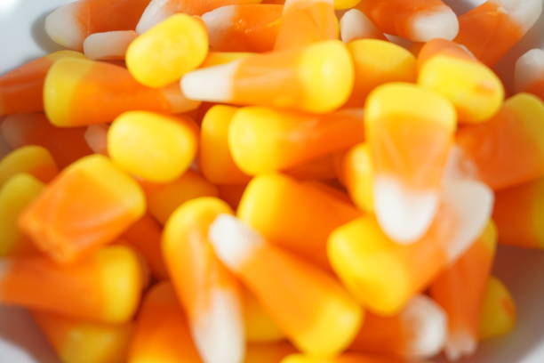 mais caramellato per halloween - candy halloween candy corn jar foto e immagini stock