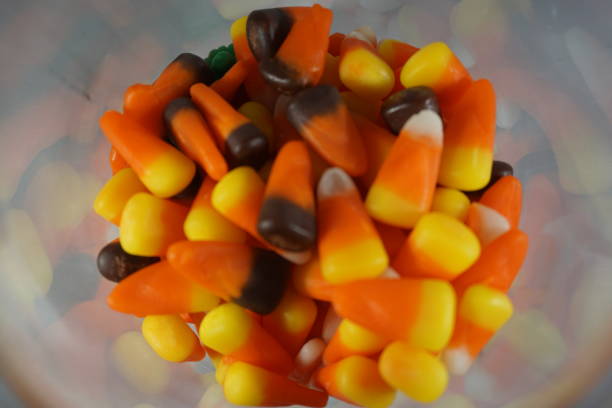 mais caramellato per halloween - candy halloween candy corn jar foto e immagini stock