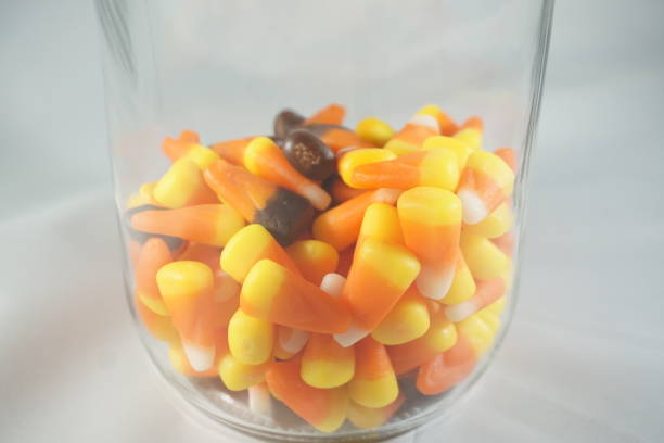 mais caramellato per halloween - candy halloween candy corn jar foto e immagini stock