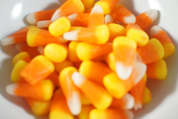 mais caramellato per halloween - candy halloween candy corn jar foto e immagini stock