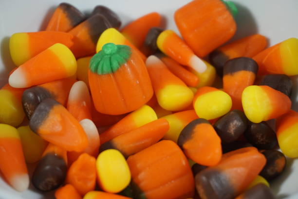 mais caramellato per halloween - candy halloween candy corn jar foto e immagini stock