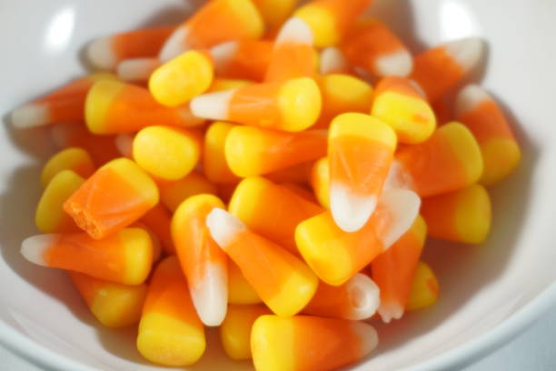 mais caramellato per halloween - candy halloween candy corn jar foto e immagini stock