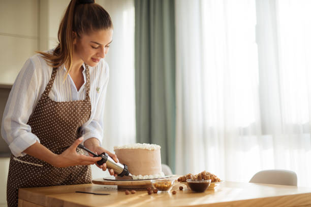 ケーキを飾る若い女性 - cake women confectioner photography ストックフォトと画像