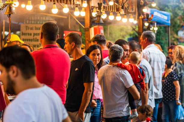 les gens attendent en ligne pour acheter de la viande sur le gril, steaks de porc, poitrine de poulet, saucisses, morceaux de côtelettes de viande à un festival alimentaire à bucarest, roumanie - tirgoviste photos et images de collection