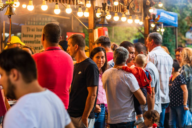 ludzie czekają w kolejce, aby kupić mięso na grillu, steki wieprzowe, pierś z kurczaka, kiełbasy, kawałki kotletów mięsnych na festiwalu żywności w bukareszcie, rumunia - tirgoviste zdjęcia i obrazy z banku zdjęć