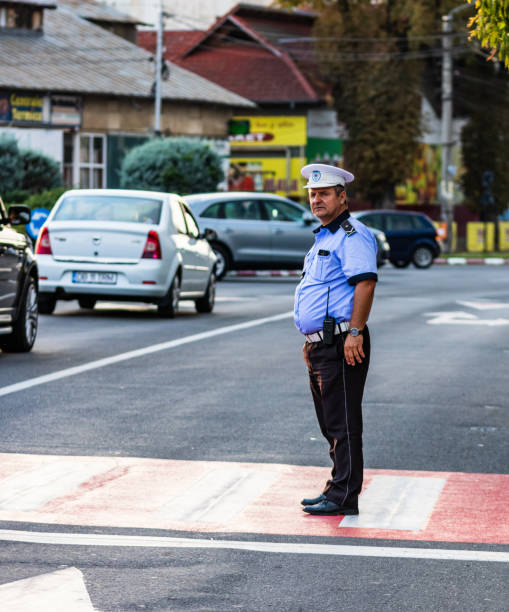 agente della polizia locale in servizio che dirige il traffico in una festa nazionale a targoviste, romania, 2019 - tirgoviste foto e immagini stock