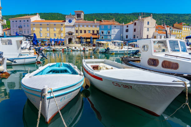 barcos loggia municipal y coloridas casas de cres casco antiguo bahía puerto con la gente - morning croatia blue sea fotografías e imágenes de stock