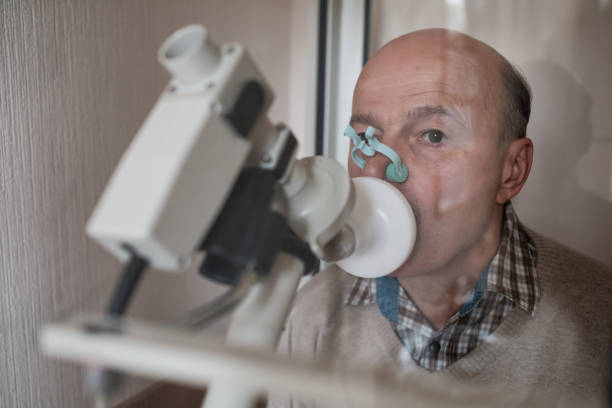 homem latino-americano sênior que testa a função de respiração pela espirometria - physical checkup - fotografias e filmes do acervo