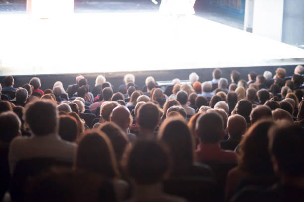 pubblico a teatro - celebration event performance performing arts event large group of people foto e immagini stock