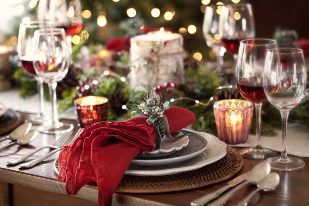 christmas holiday dining - flower arrangement dining room decor dining imagens e fotografias de stock
