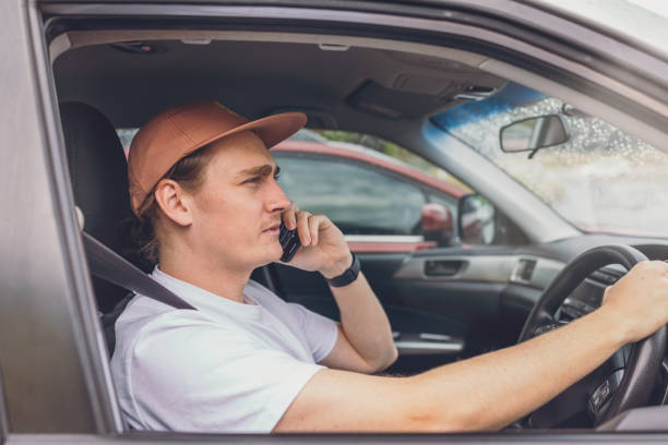 conductor hablando en el teléfono móvil mientras conduce - driving text messaging accident car fotografías e imágenes de stock