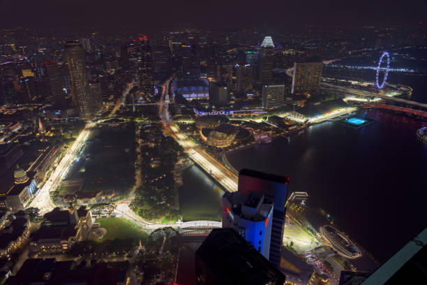 singapur formel-1-rennstrecke und stadtbild bei nacht - grand prix stock-fotos und bilder