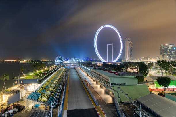 circuito de fórmula 1 de singapur y paisaje urbano por la noche - artscience museum fotografías e imágenes de stock