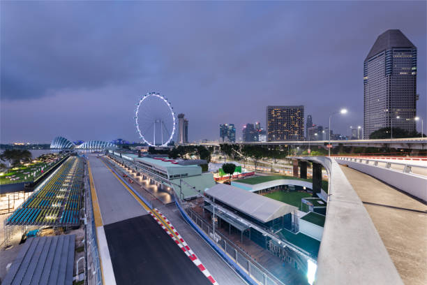 сингапур формулы-1 цепи и городской пейзаж в ночное время - artscience museum стоковые фото и изображения