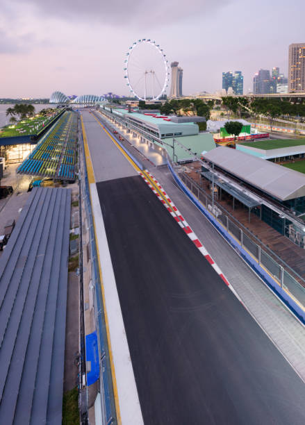 singapore formula one circuit and cityscape at sunrise - fia imagens e fotografias de stock