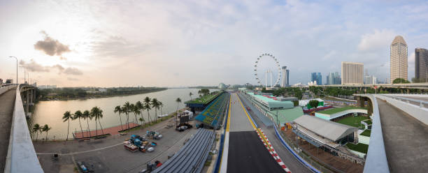 シンガポールフォーミュラワンサーキットと日の出時の街並み - fia ストックフォトと画像