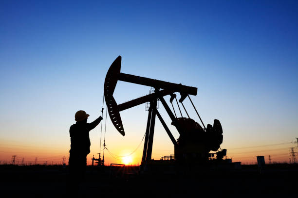 oil field, the oil workers are working - plataforma petrolífera imagens e fotografias de stock