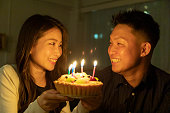 フルーツケーキで誕生日を祝う若いカップル
