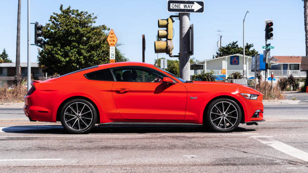 vista lateral del ford mustang de color naranja - shelby fotografías e imágenes de stock