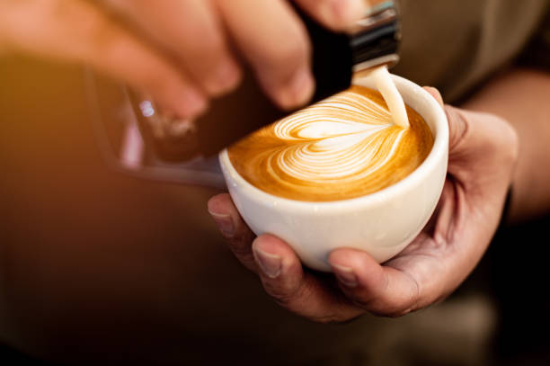 latte kunst, milchschaum gießen auf kaffee. - cafe laptop espresso business stock-fotos und bilder