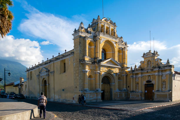 chiesa dell'apostolo di san pedro nell'antigua guatemala, tempio cattolico in stile barocco influenza spagnola, patrimonio culturale dell'umanità, colorate strade di ciottoli architettonici, regione latinoamericana. - editorial central america guatemala antigua foto e immagini stock