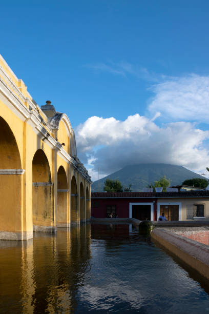 アンティグア・グアテマラでの建設は、タンク・デ・ラ・ユニオン、パイルまたは公共の洗濯物を共同使用、人類の文化遺産保全と呼びました。1853年にコレギドール・ホセ・マリア・パロモ - editorial guatemala antigua tourist ストックフォトと画像