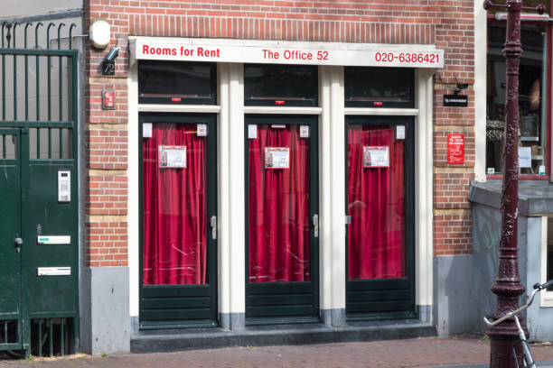 アム�ステルダムの赤色光地区の行き来の窓。 - sex district ストックフォトと画像