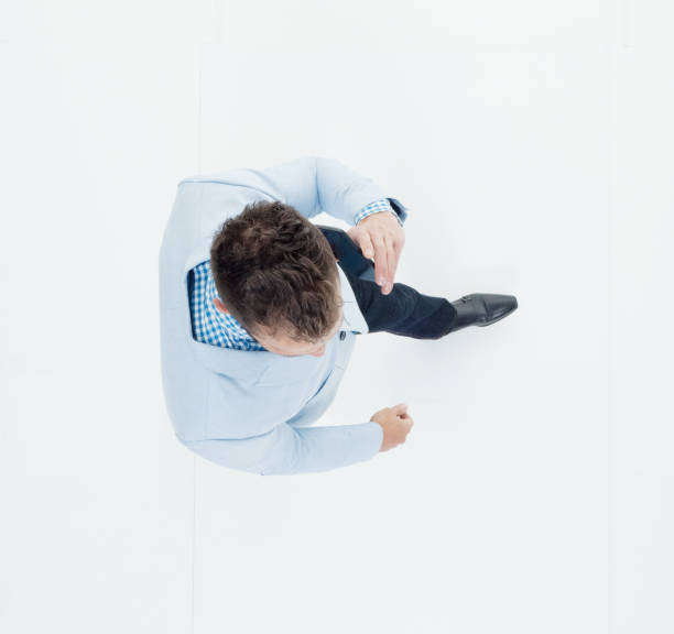 One man only / full length / directly above view of 30-39 years old adult handsome people caucasian young men / male business person / businessman / manager walking / standing in front of white background wearing blazer - jacket / jacket / business casual / smart casual / a suit who is talking and holding mobile phone / using smart phone un hombre sólo / longitud completa / directamente por encima de la vista de 30-39 años de edad adulto gente guapos hombres jóvenes caucásicos / hombre de negocios masculino / hombre de negocios / gerente caminando / de pie frente a fondo blanco usando