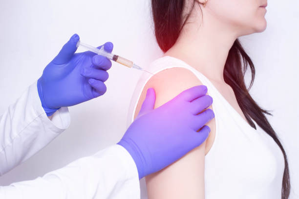 a doctor makes plasma-lifting injections to a patient who has pain and inflammation in the shoulder joint, arthrosis, close-up - human vertebra fotos imagens e fotografias de stock