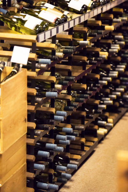 와인 숍 - vertical wine bottle variation rack 뉴스 사진 이미지