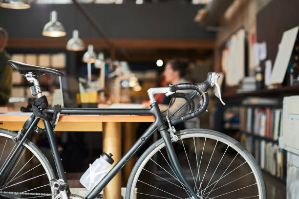 detalle de una bicicleta estacionada en una nueva oficina de negocios. - graphic design studio fotografías e imágenes de stock