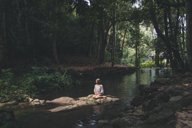 hermosa mujer joven disfruta en la naturaleza - waterfall thailand tropical rainforest tropical climate fotografías e imágenes de stock