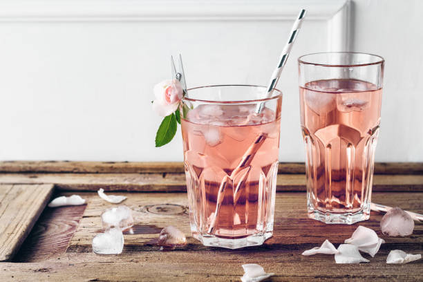cocktail com rosa e cardamomo. - flower drink - fotografias e filmes do acervo