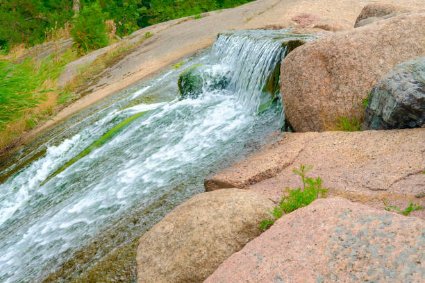 soglia del torrente nelle rocce settentrionali, parco paesaggistico sapokka, kotka, finlandia. - stream river water spring foto e immagini stock