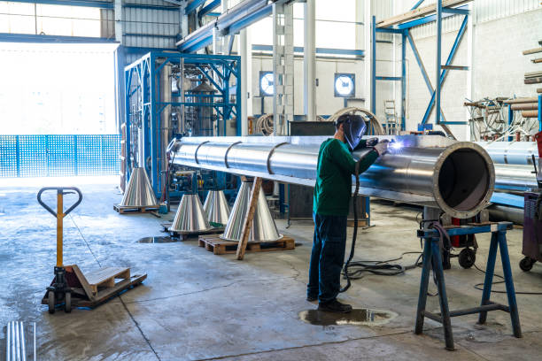 saldatore saldatura tubo grande acciaio inossidabile - plant facility foto e immagini stock