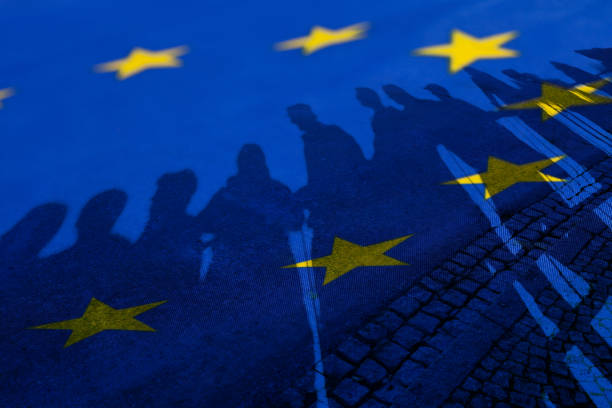 bandeira da união européia com silhueta dos povos - european union flag european community brussels europe - fotografias e filmes do acervo