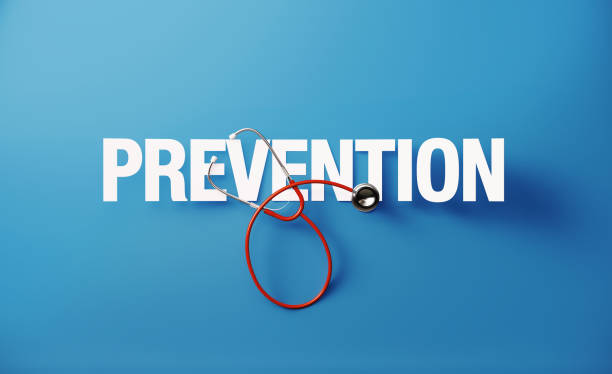 estetoscopio rojo y texto de prevención sobre fondo azul - analyzing danger risk insurance fotografías e imágenes de stock