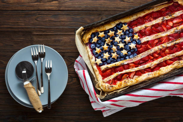 tarte aux fruits, fleur de sureau, croûte à tarte, idées, gâteau, recette de gâteau de feuille, dessert, tarte aux cerises, tarte aux pommes, liqueur de fleur de sureau, recette de tarte - napkin american flag holiday fourth of july photos et images de collection