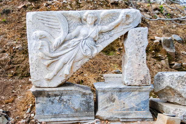 мраморное рельеф nike, богини победы, в эфес, измир, турция. - ephesus greek culture temple greece стоковые фото и изображения