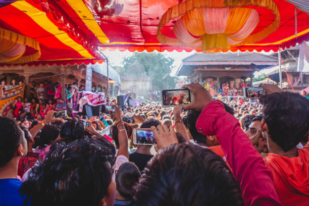 티즈 페스티벌 기간 동안 춤추는 여성의 사진과 동영상을 찍는 사람들 - hanuman dhoka 뉴스 사진 이미지