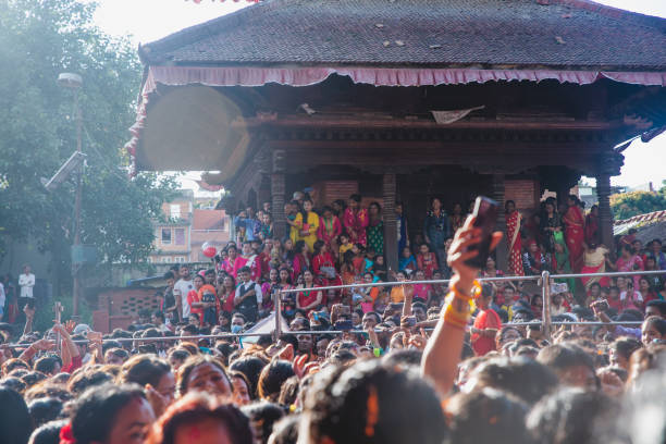 테즈 축제 기간 동안 카트만두 두르바르 광장에서 춤추는 네팔 힌두교 여성들 - hanuman dhoka 뉴스 사진 이미지