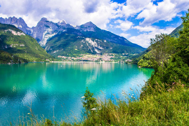 lago molveno, um lago alpino - trento - fotografias e filmes do acervo