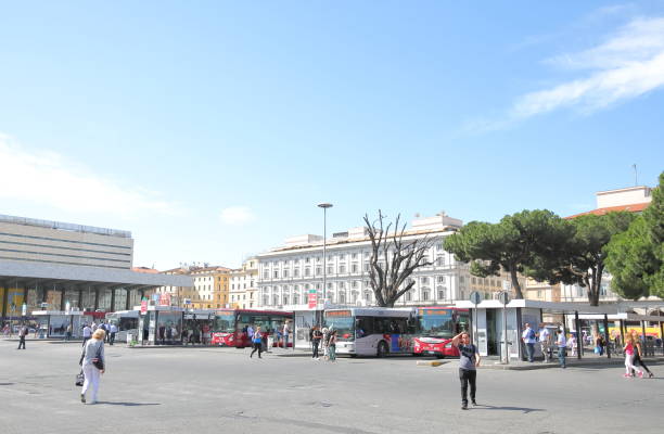 terminal autobusowy dworca termini rzym włochy - roma termini zdjęcia i obrazy z banku zdjęć