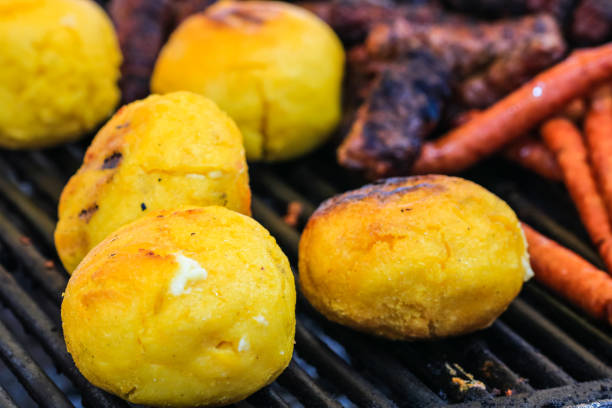 feche acima do polenta grelhado tradicional romeno com queijo, chamado "bulz". transylvania específico, romania. - tirgoviste - fotografias e filmes do acervo