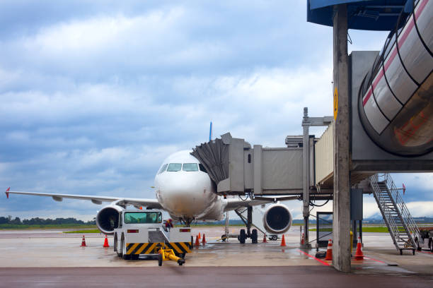 aereo su asfalto all'aeroporto di curitiba - passenger boarding bridge foto e immagini stock