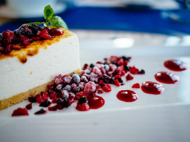 postre en forma de tarta de queso con bayas silvestres - sour cherry cherry sour taste cute fotografías e imágenes de stock