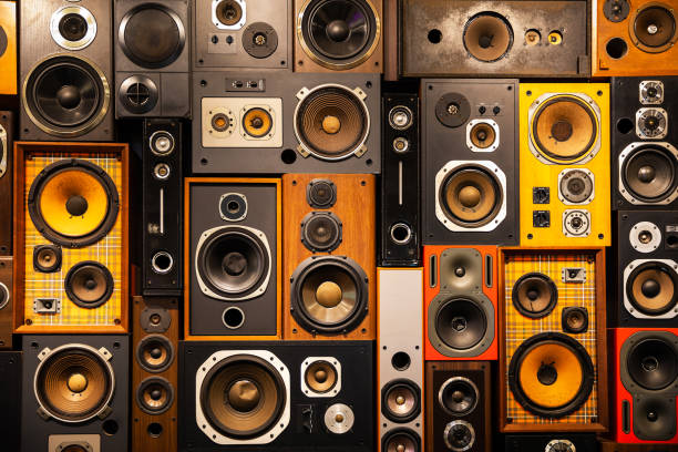 muur van retro vintage stijl muziek geluid luidsprekers - elektronica industrie fotos stockfoto's en -beelden
