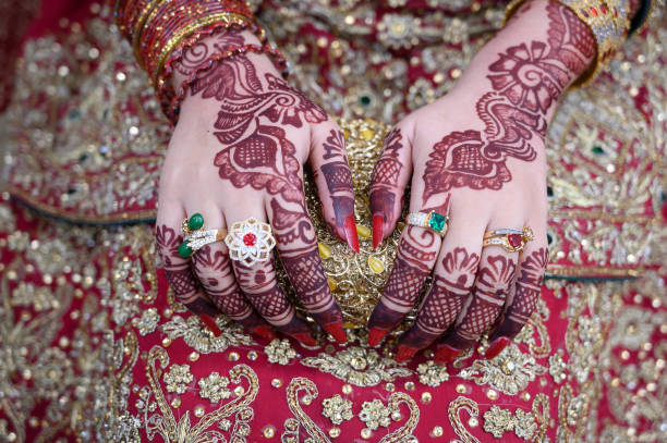 dessins populaires mehndi pour les mains ou les mains peintes avec des traditions indiennes mehandi - wedding indian culture pakistan henna tattoo photos et images de collection