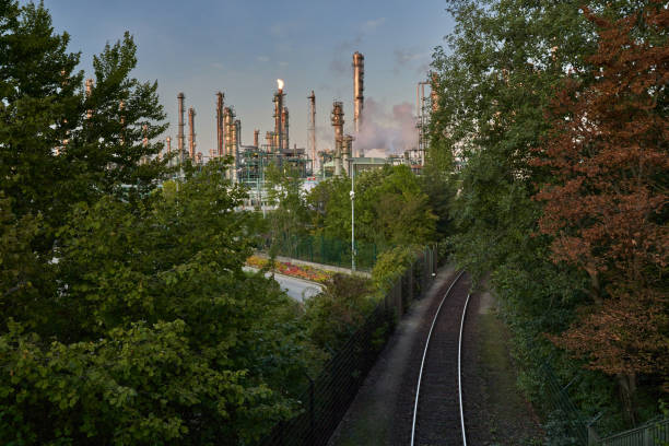 fackelbetrieb omv burghausen - omv fotografías e imágenes de stock